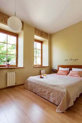 Апартаменты Cozy & Comfy Old Town Apartment by Houseys Вильнюс Апартаменты с балконом-11