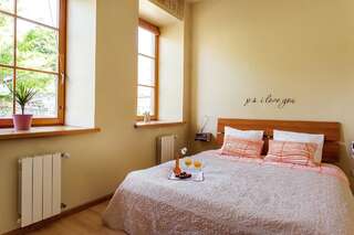 Апартаменты Cozy & Comfy Old Town Apartment by Houseys Вильнюс Апартаменты с балконом-17