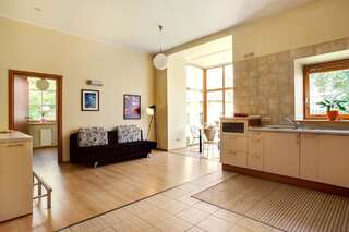 Апартаменты Cozy & Comfy Old Town Apartment by Houseys Вильнюс Апартаменты с балконом-20