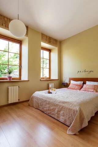 Апартаменты Cozy & Comfy Old Town Apartment by Houseys Вильнюс Апартаменты с балконом-51